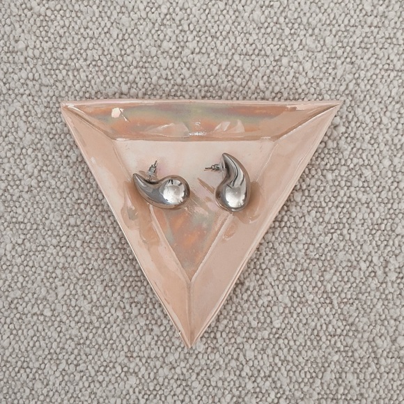 REVOLVE - Amber Sceats Lila Earrings in Silver - Picture 3 of 4